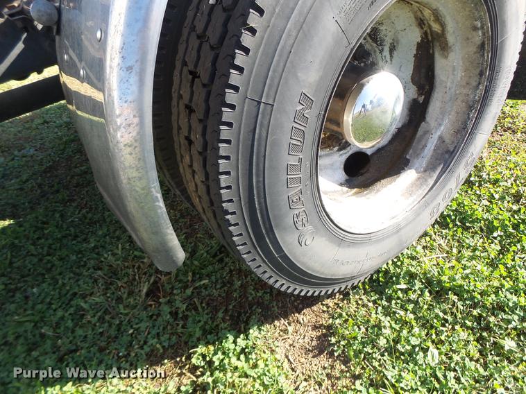 image for item K5675 1994 Volvo WIA semi truck