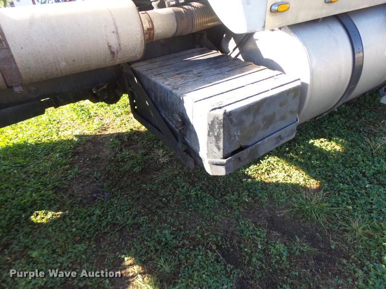 image for item K5675 1994 Volvo WIA semi truck