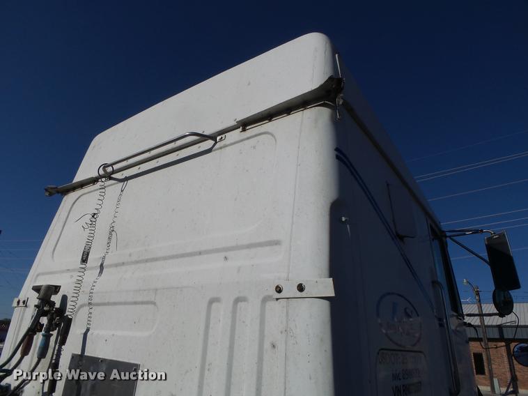 image for item K5675 1994 Volvo WIA semi truck