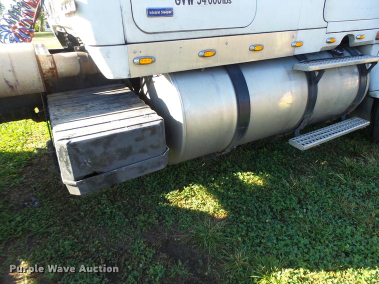 image for item K5675 1994 Volvo WIA semi truck