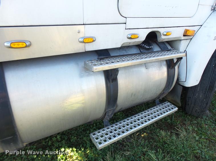 image for item K5675 1994 Volvo WIA semi truck