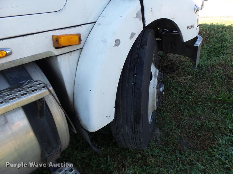 image for item K5675 1994 Volvo WIA semi truck