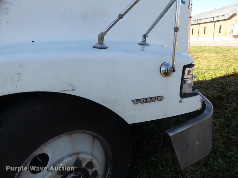 image for item K5675 1994 Volvo WIA semi truck