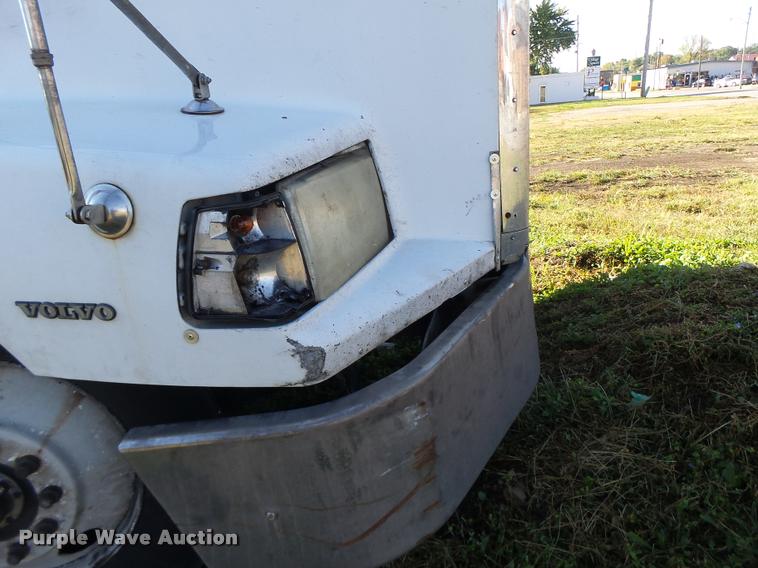 image for item K5675 1994 Volvo WIA semi truck