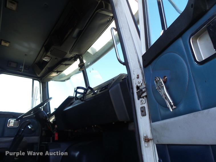 image for item K5675 1994 Volvo WIA semi truck