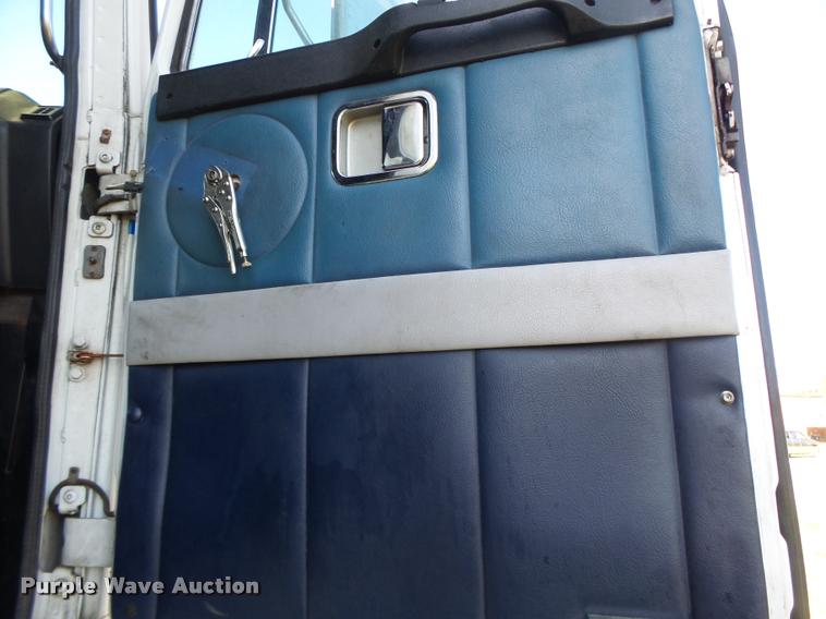 image for item K5675 1994 Volvo WIA semi truck