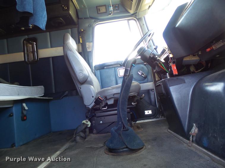 image for item K5675 1994 Volvo WIA semi truck