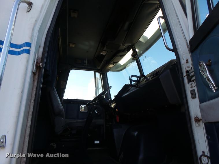 image for item K5675 1994 Volvo WIA semi truck