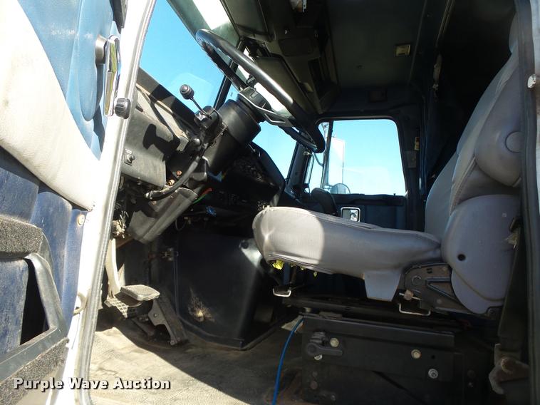 image for item K5675 1994 Volvo WIA semi truck