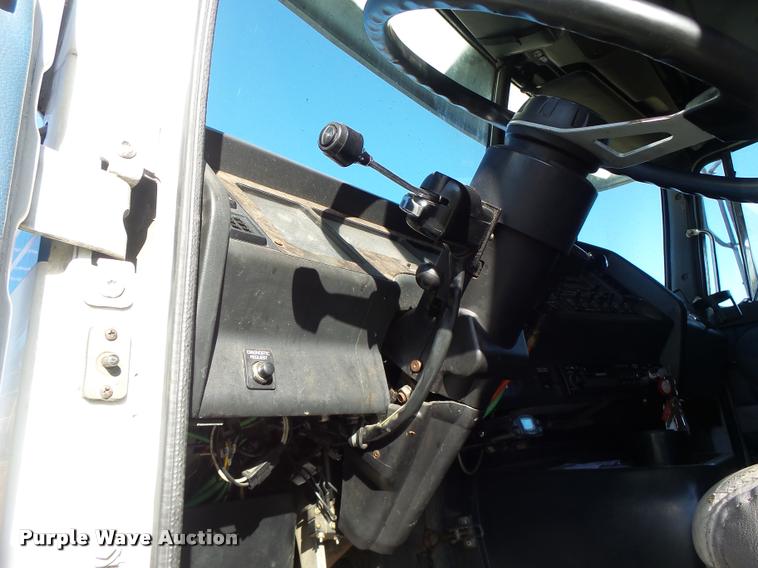 image for item K5675 1994 Volvo WIA semi truck