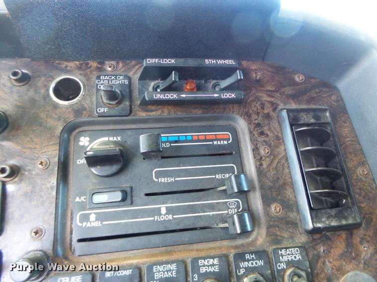 image for item K5675 1994 Volvo WIA semi truck