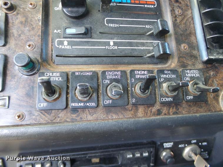 image for item K5675 1994 Volvo WIA semi truck