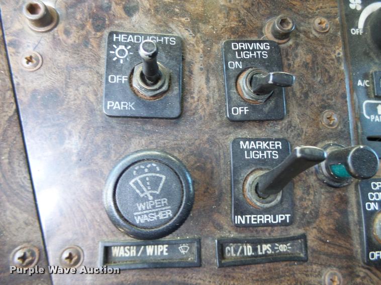 image for item K5675 1994 Volvo WIA semi truck