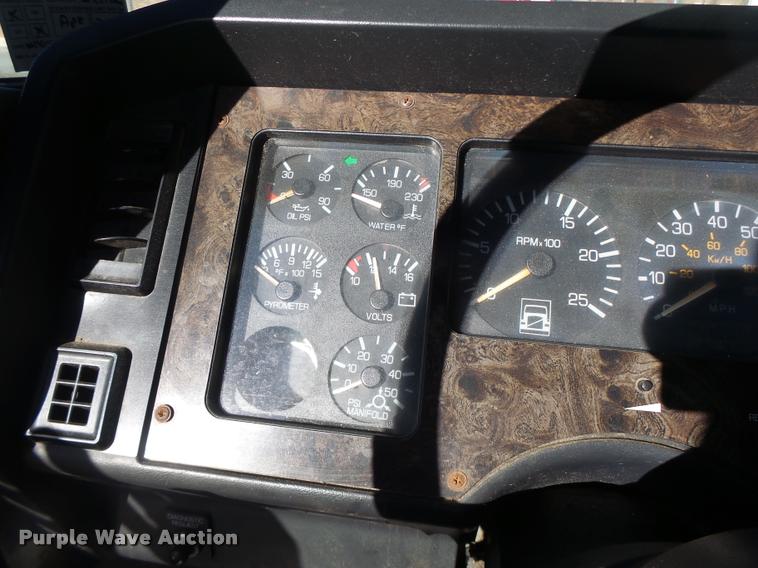 image for item K5675 1994 Volvo WIA semi truck