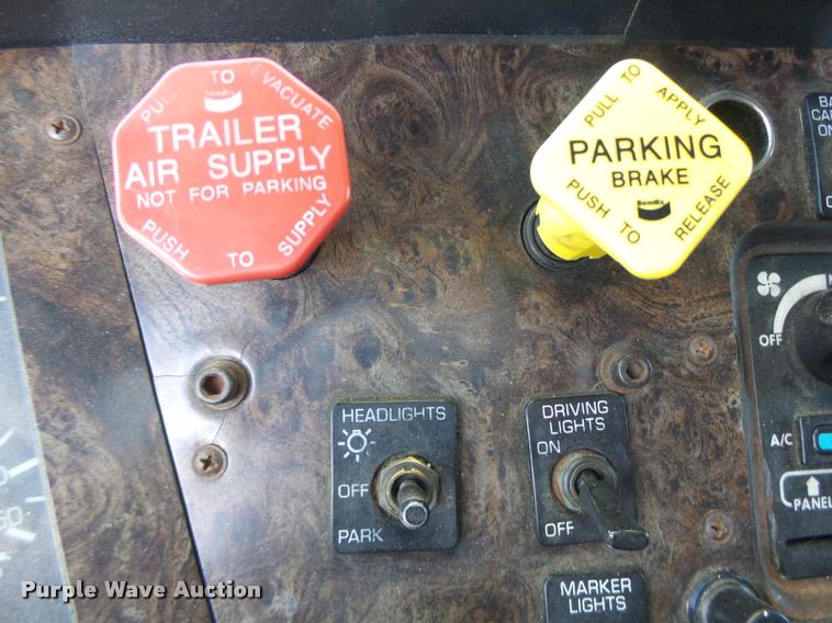 image for item K5675 1994 Volvo WIA semi truck