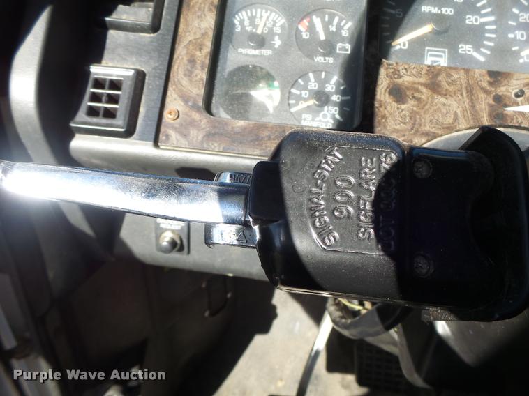 image for item K5675 1994 Volvo WIA semi truck