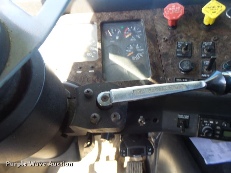 image for item K5675 1994 Volvo WIA semi truck