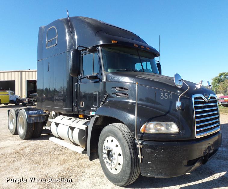 image for item K5682 2001 Mack CX613 semi truck