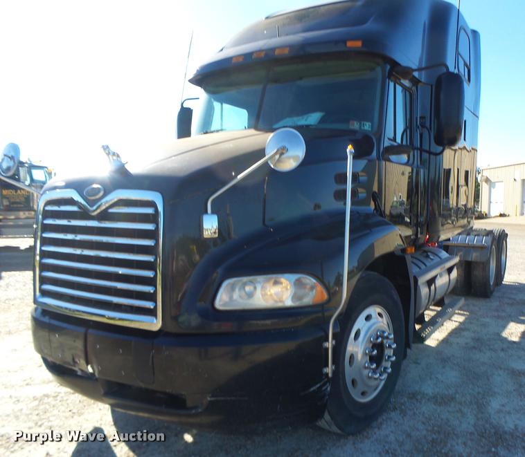 image for item K5682 2001 Mack CX613 semi truck