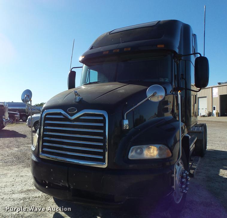 image for item K5682 2001 Mack CX613 semi truck