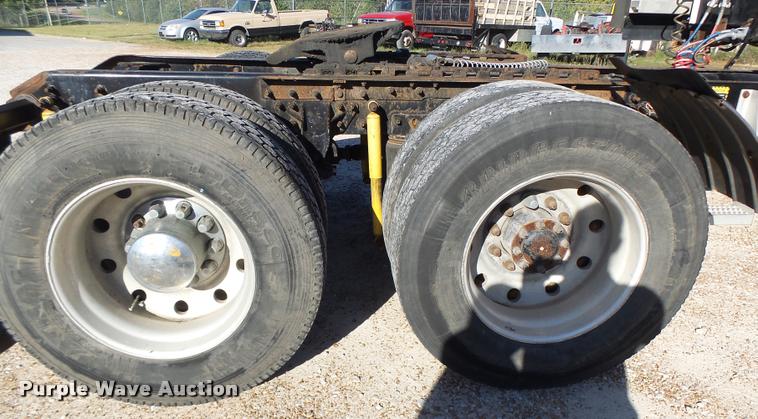 image for item K5682 2001 Mack CX613 semi truck