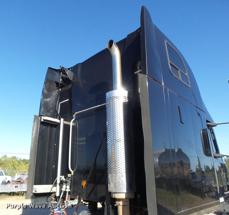 image for item K5682 2001 Mack CX613 semi truck