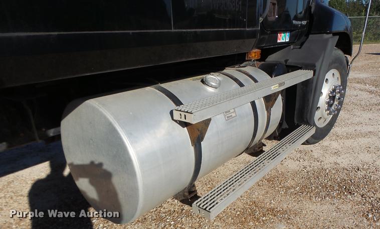 image for item K5682 2001 Mack CX613 semi truck