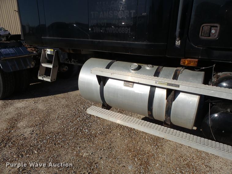 image for item K5682 2001 Mack CX613 semi truck