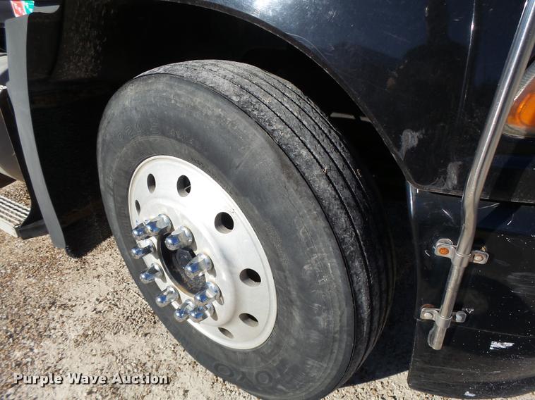 image for item K5682 2001 Mack CX613 semi truck