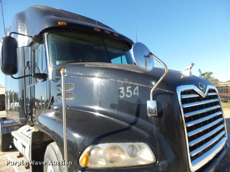 image for item K5682 2001 Mack CX613 semi truck
