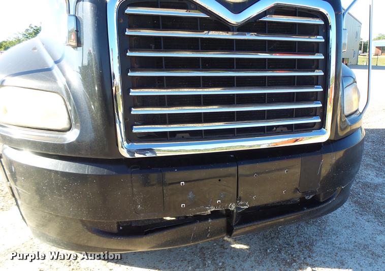 image for item K5682 2001 Mack CX613 semi truck