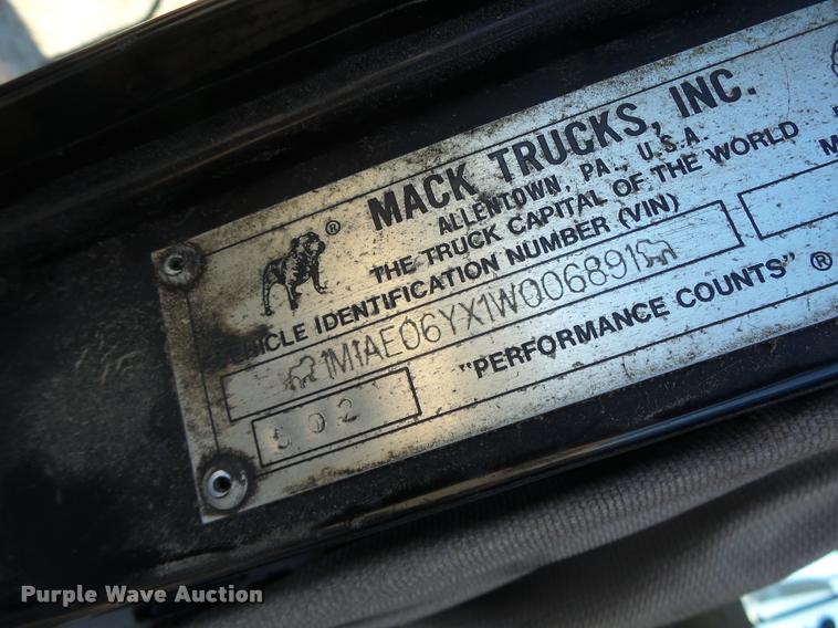 image for item K5682 2001 Mack CX613 semi truck
