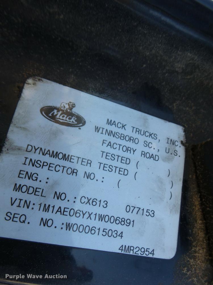 image for item K5682 2001 Mack CX613 semi truck