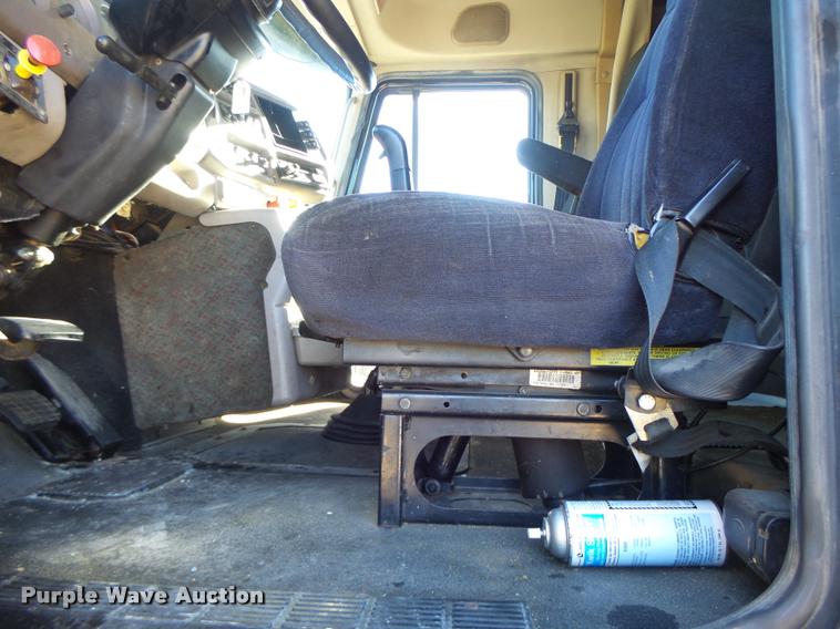 image for item K5682 2001 Mack CX613 semi truck