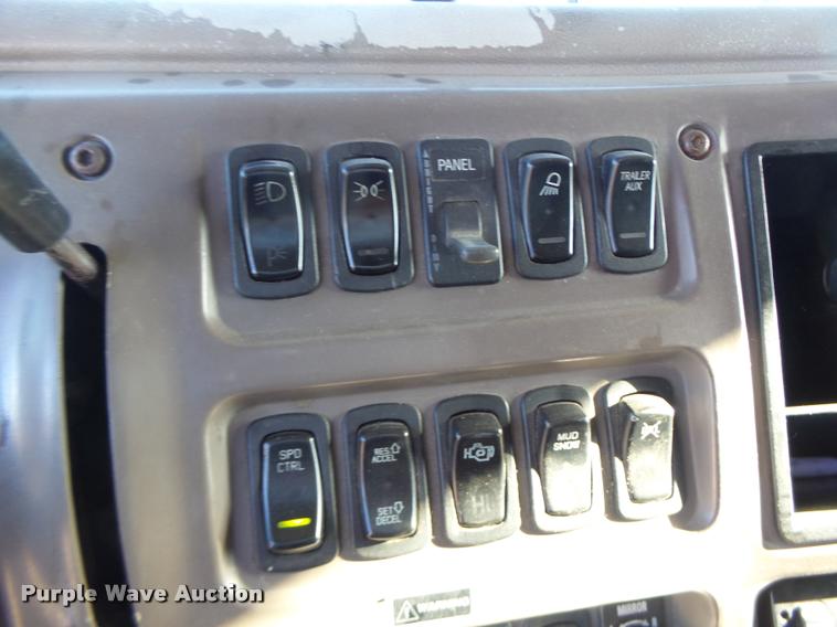 image for item K5682 2001 Mack CX613 semi truck