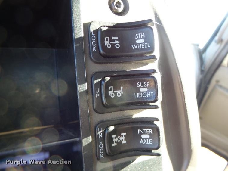 image for item K5682 2001 Mack CX613 semi truck