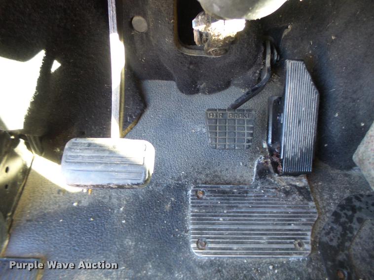 image for item K5682 2001 Mack CX613 semi truck