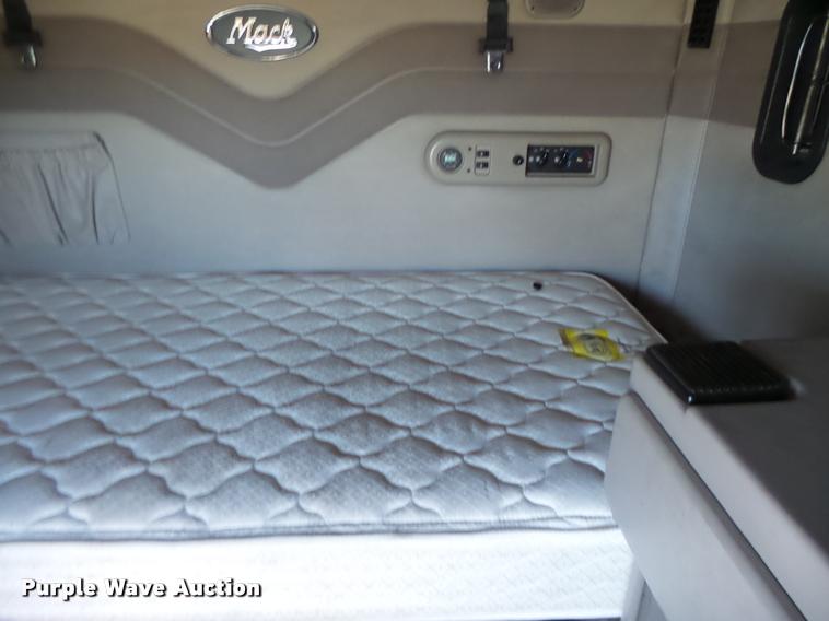 image for item K5682 2001 Mack CX613 semi truck