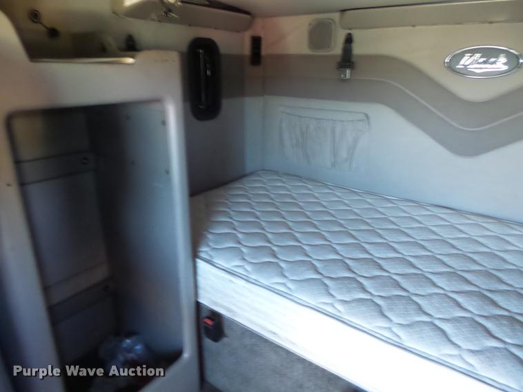 image for item K5682 2001 Mack CX613 semi truck