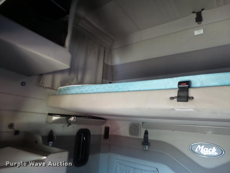 image for item K5682 2001 Mack CX613 semi truck