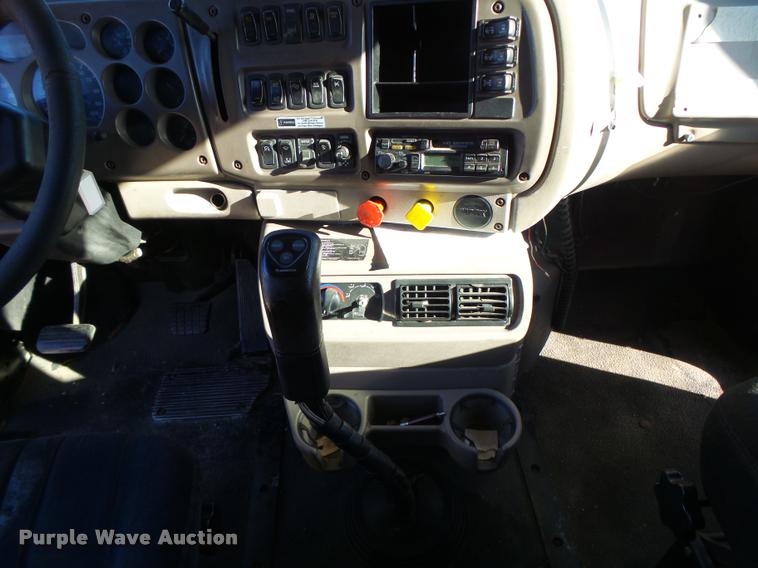 image for item K5682 2001 Mack CX613 semi truck