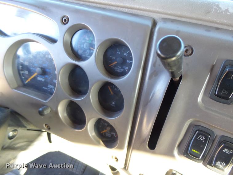 image for item K5682 2001 Mack CX613 semi truck