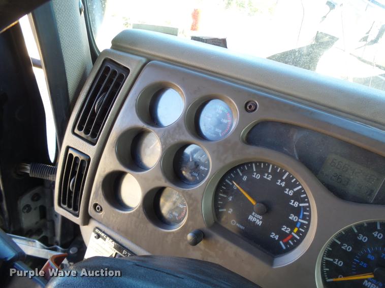 image for item K5682 2001 Mack CX613 semi truck