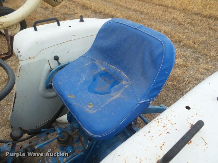 image for item AP9622 1979 Ford 1300 MFWD tractor