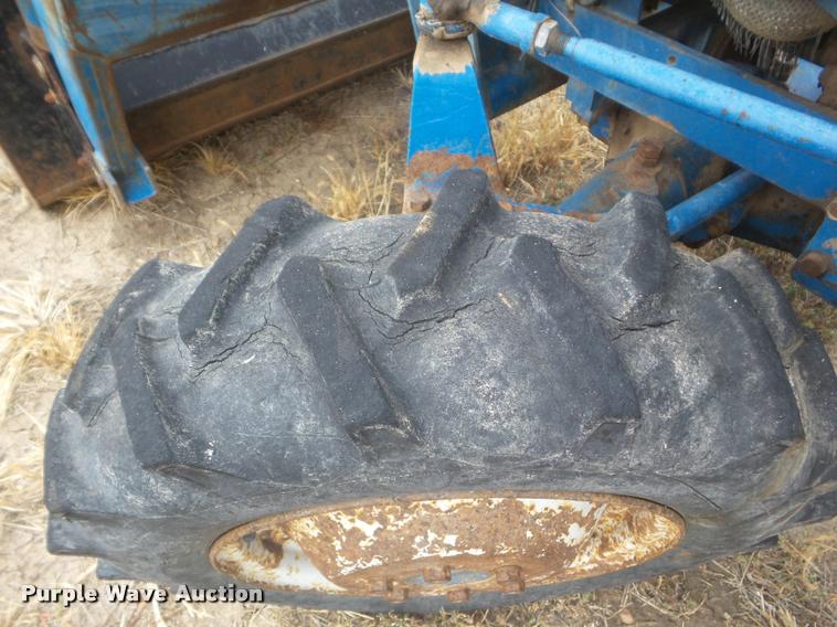 image for item AP9622 1979 Ford 1300 MFWD tractor