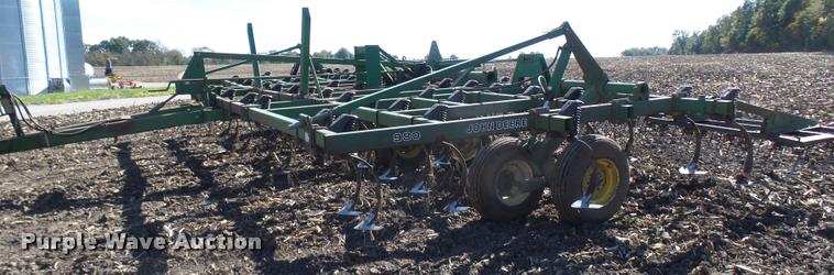 image for item AV9836 John Deere 980 field cultivator