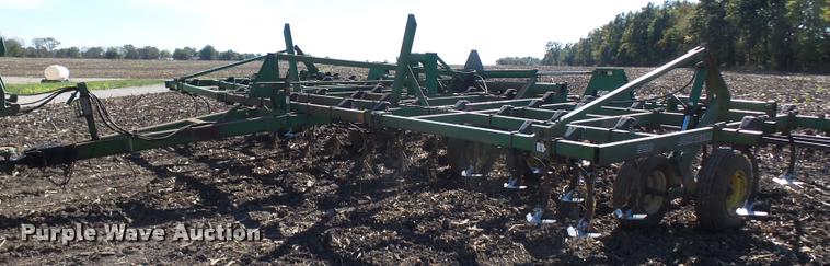 image for item AV9836 John Deere 980 field cultivator