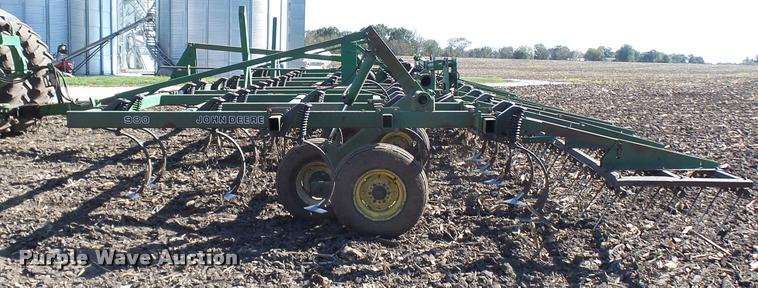 image for item AV9836 John Deere 980 field cultivator