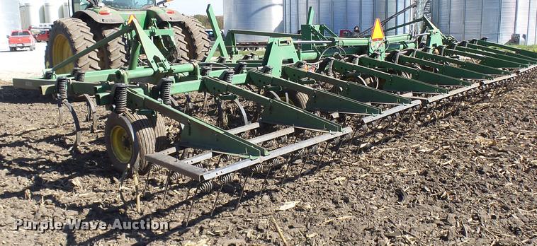 image for item AV9836 John Deere 980 field cultivator