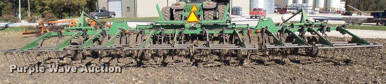 image for item AV9836 John Deere 980 field cultivator